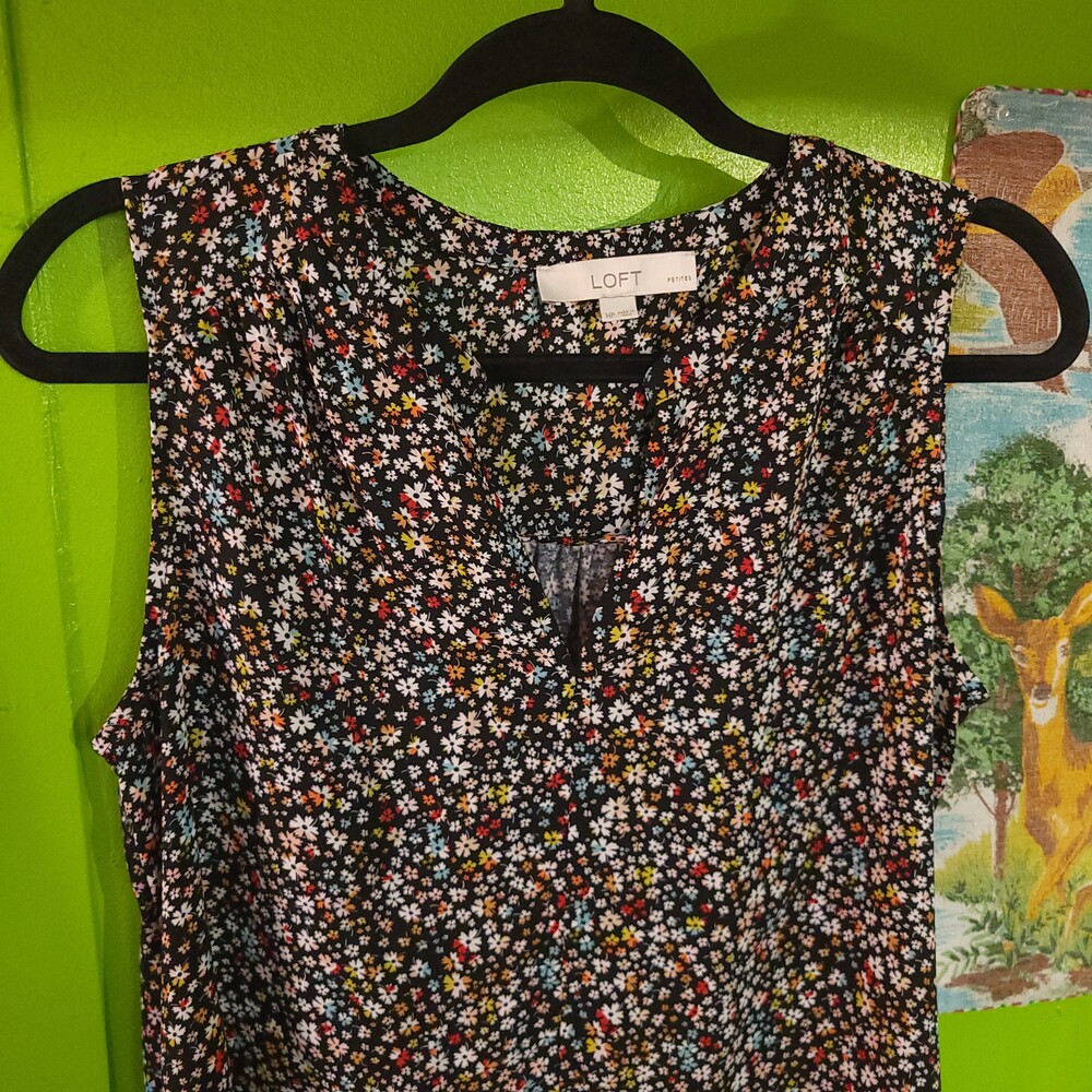 LOFT Petite medium aop preppy Black Floral Polyester Sleeveless Blouse V-Neck